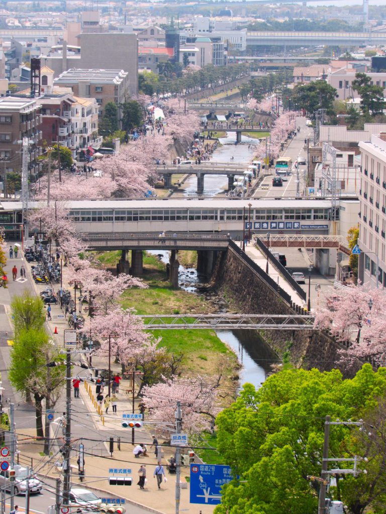 阪急芦屋川駅前