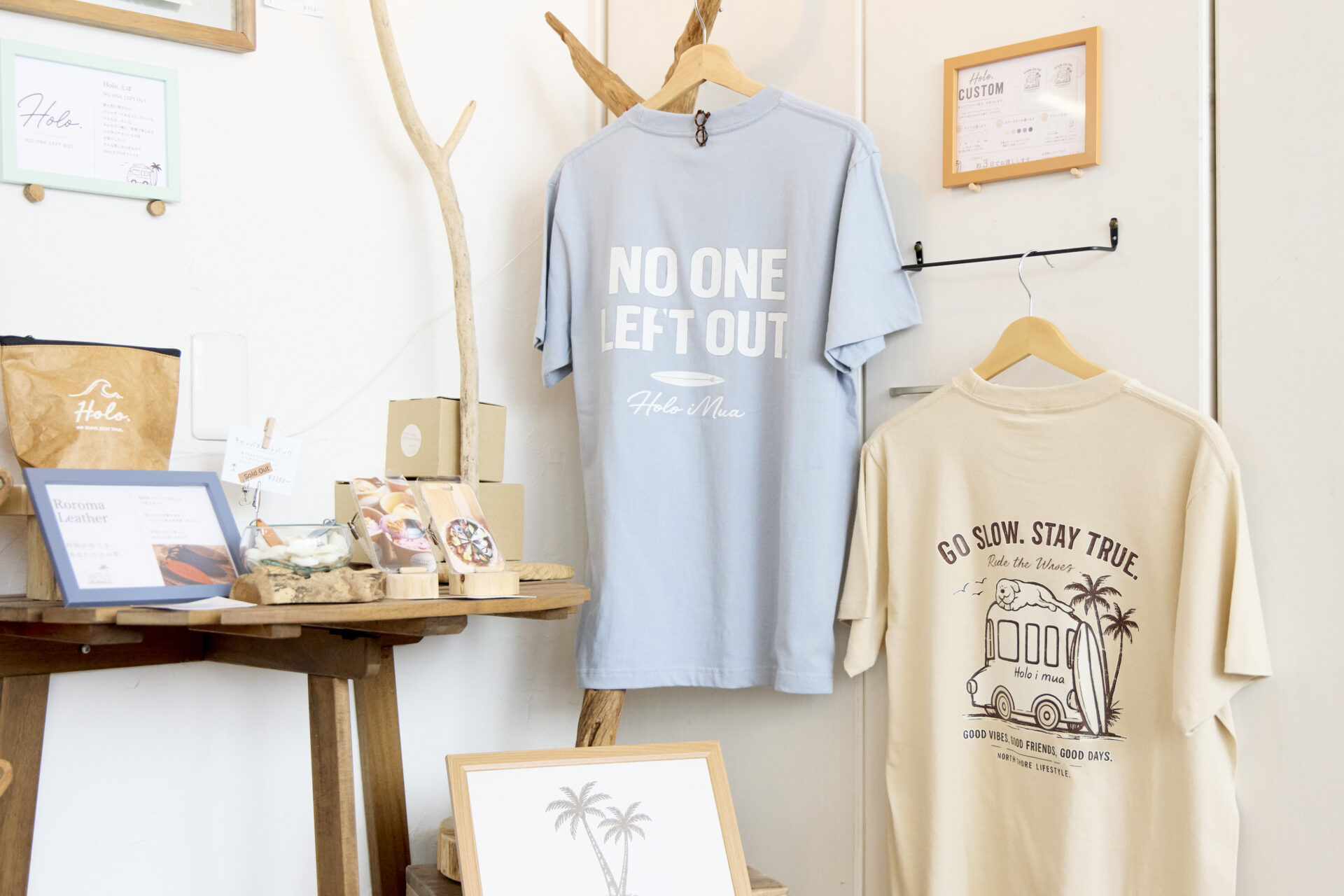「No one left out」のロゴが描かれたオリジナルTシャツも販売
