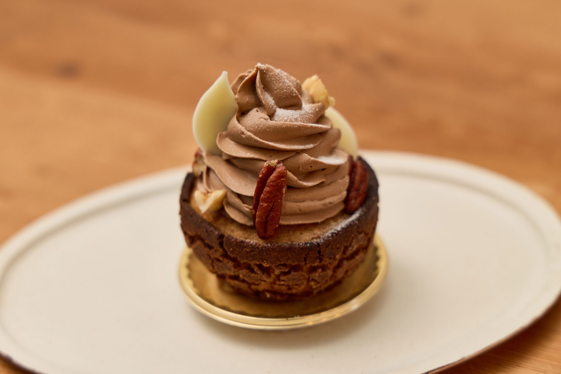 チョコレートとヘーゼルナッツのクリームを重ねた「ノワゼットとショコラのシュー」