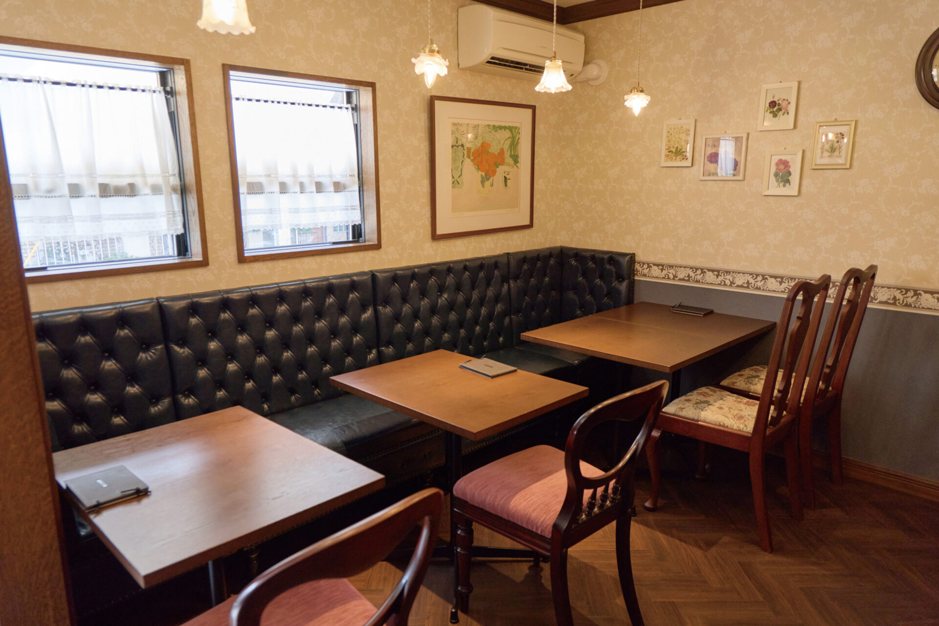 静かに過ごすひとり時間にも、会話を楽しむ時間にも合う店内